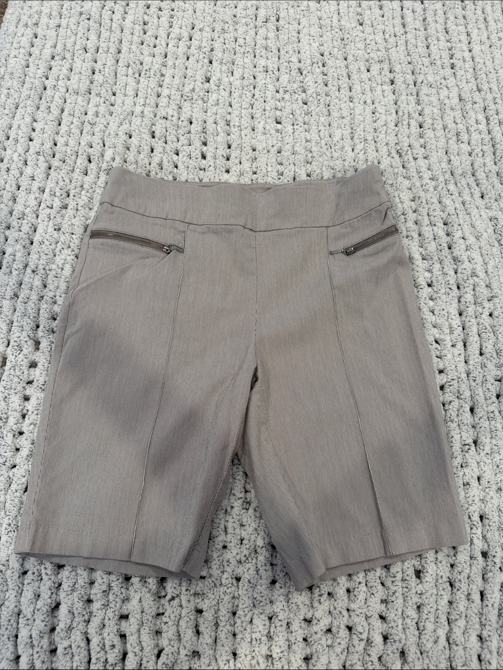 Perfect Stretch Chico’s Women's Pull-On Bermuda Shorts - Size 2 US 12 Light Gray